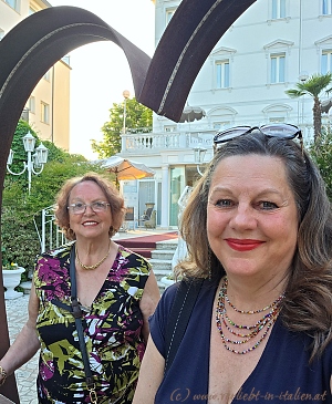 Elena und Mama vor Hotel Terme Roma