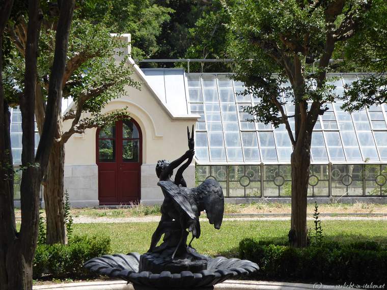 Figur vor Glashaus Miramare
