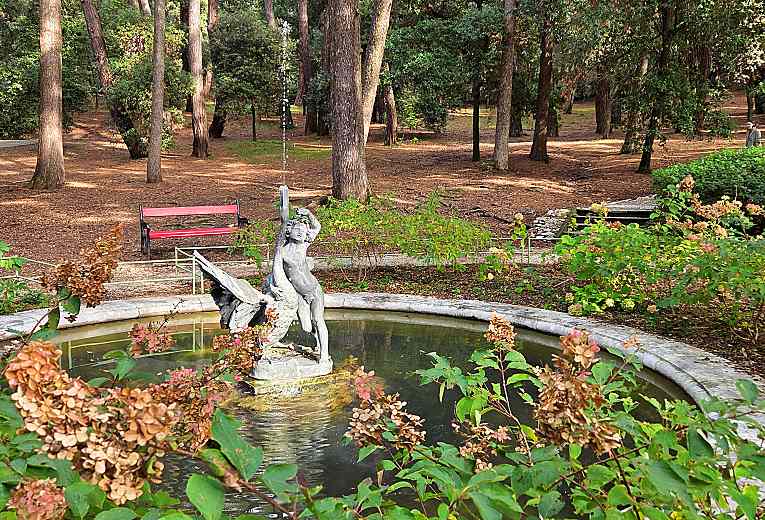 Springbrunnen und Putte mit Schwan