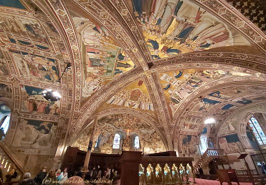 Unterkirche S. Francesco Papstaltar unter Kreuzgewölbe