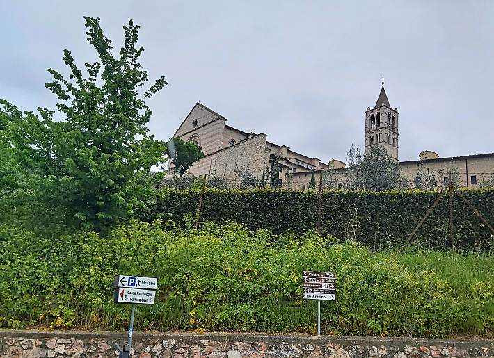 Wegweiser zu S. Chiara Assisi