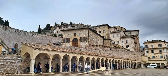 zu den Toiletten S. Francesco di Assisi