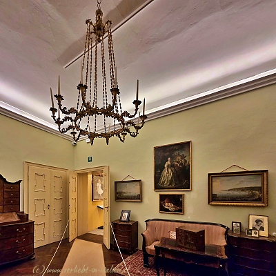 Arbeitsraum mit Biedermeier-Sofa