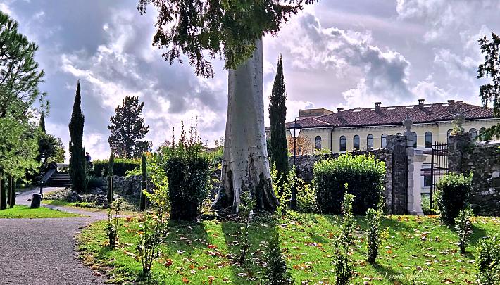 Blick zum Palazzo Coronini Cronberg