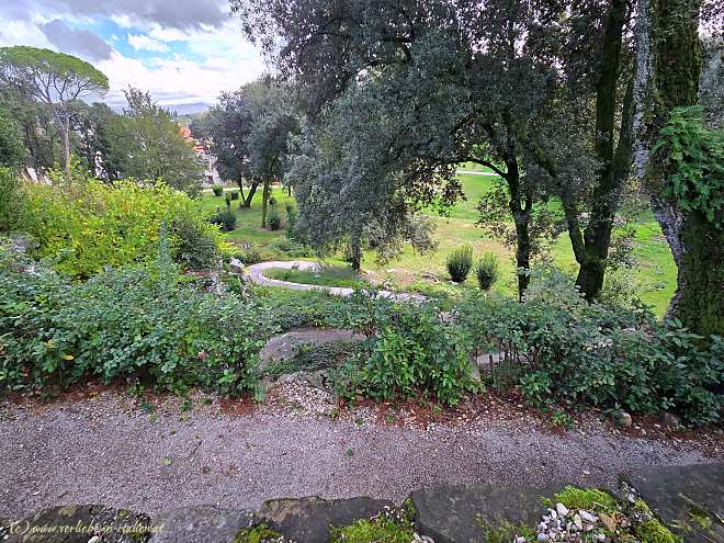 Der Weg in den unteren Bereich des Parks Coronini Cronberg