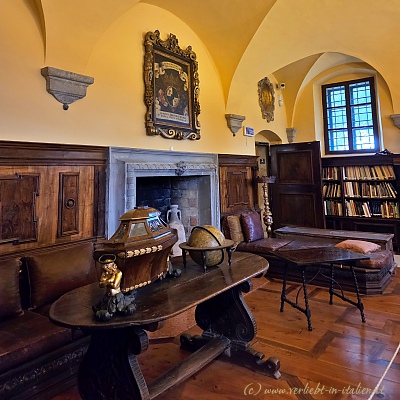 Kamin in der Bibliothek