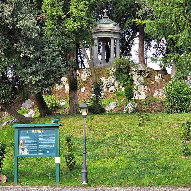Tempietto im Park Coronini Cronberg